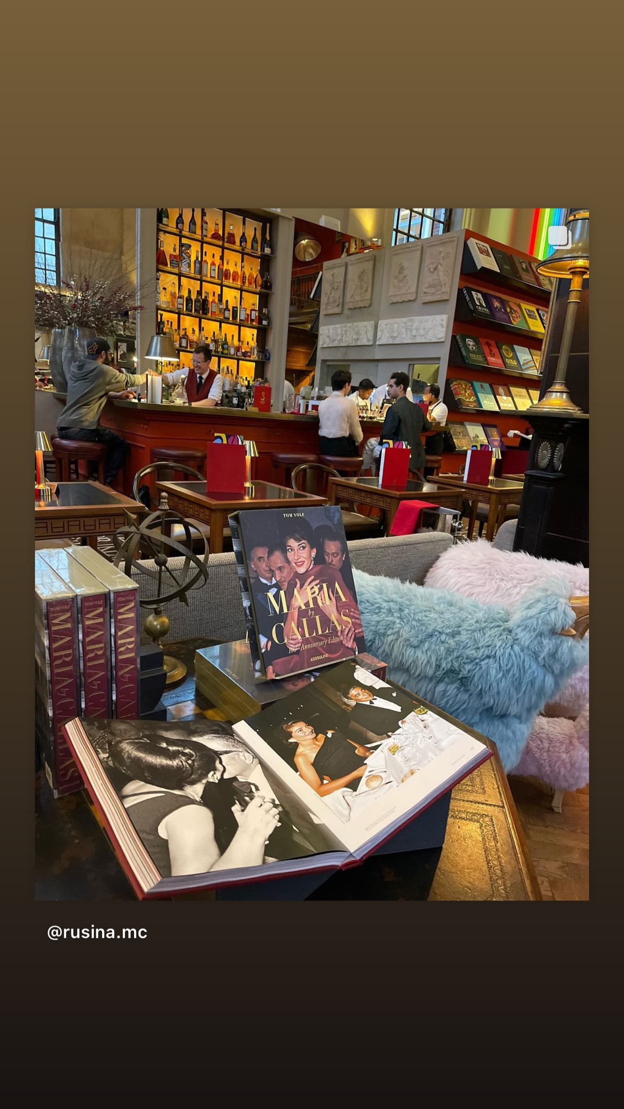 Édition centenaire en lecture dans un café parisien