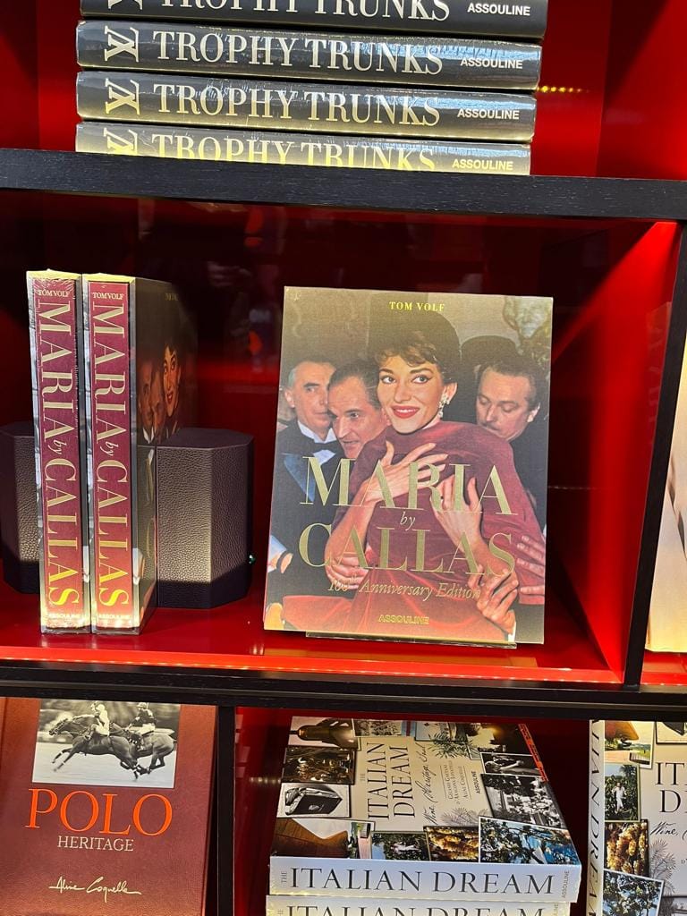 Vitrine Assouline avec édition centenaire
