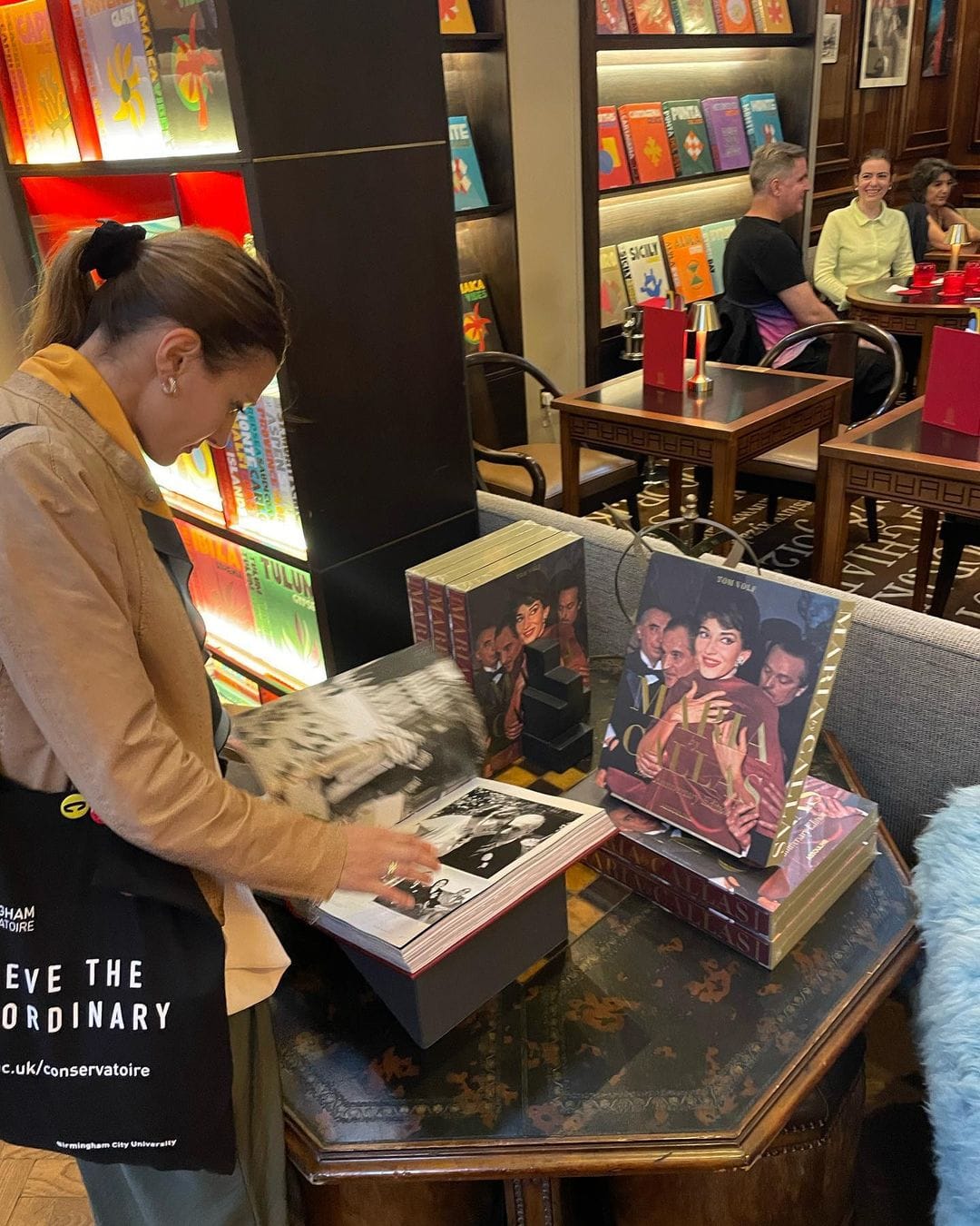 Vitrine librairie — deux éditions présentées